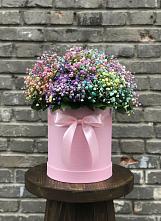 Цветочная композиция из Гипсофила и Розы в шляпной коробке в Магнитный