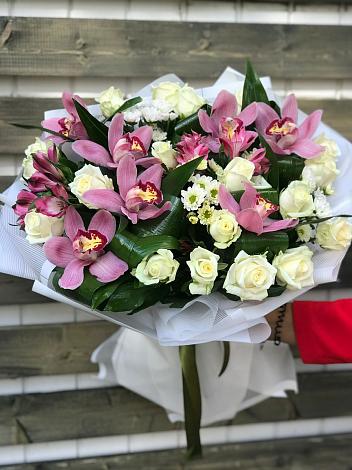 Букет цветов из: Розы и Хризантемы в Магнитный