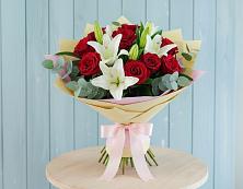 Букет цветов из:  Лилии и Розы в Магнитный