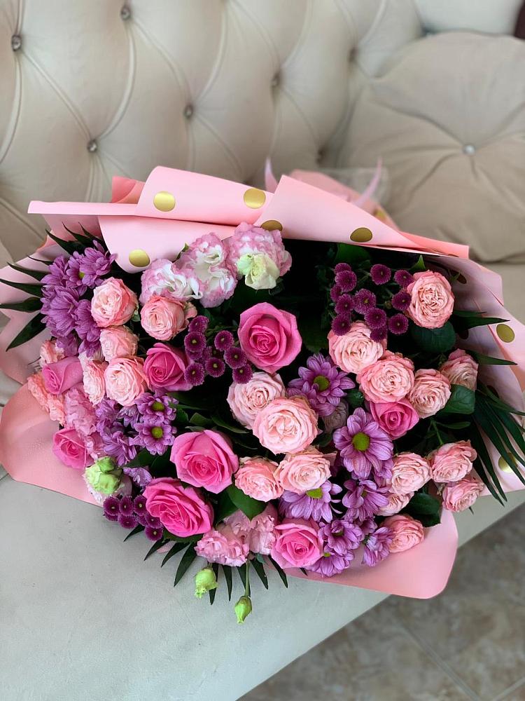 Букет цветов из: Хризантемы, Розы и Лизиантусы в Магнитный