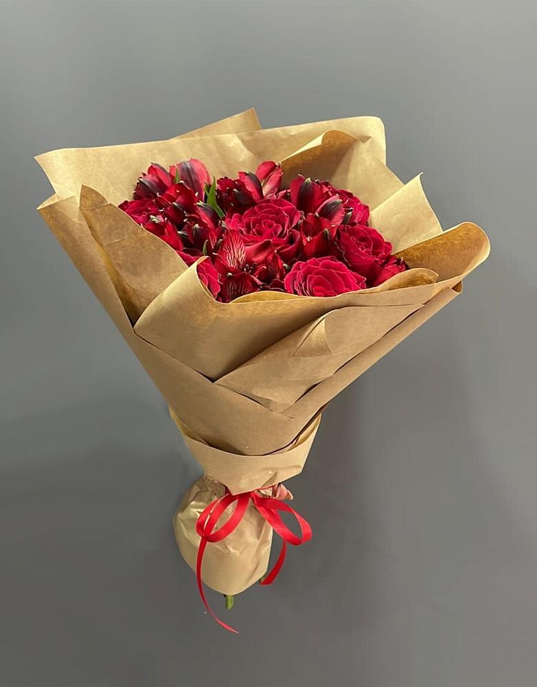 Букет цветов из: Альстромерии и Розы в Магнитный