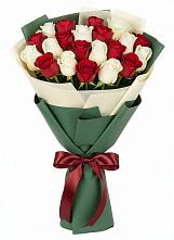 Букет Микс из красных и белых роз в Магнитный
