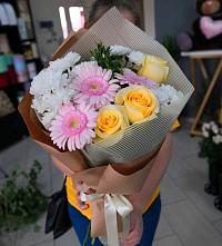 Букет цветов из:  Герберы, Розы и Хризантемы в Магнитный