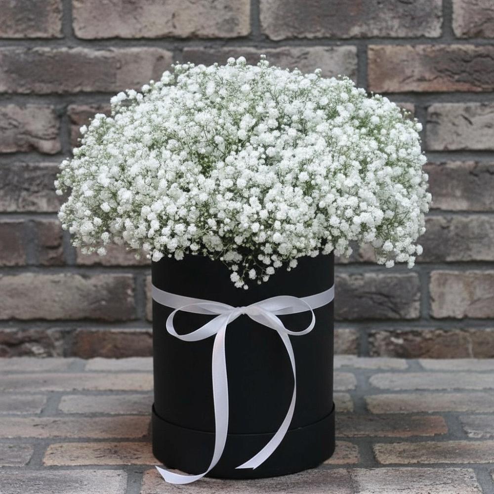 Цветочная композиция из Гипсофила в шляпной коробке в Магнитный