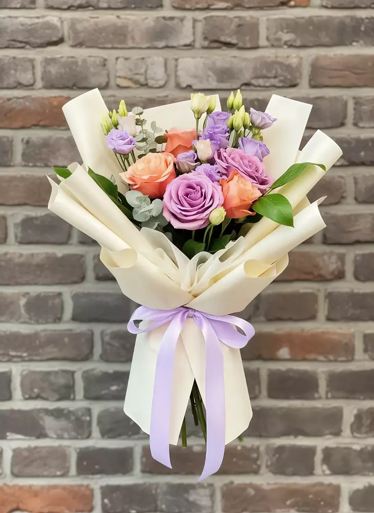 Букет цветов из: Лизиантусы и Розы в Магнитный