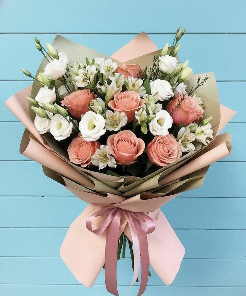 Букет цветов из: Розы, Альстромерии и Лизиантусы в Магнитный