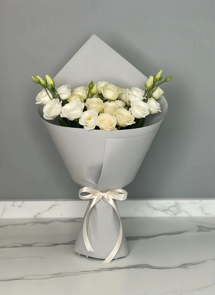 Букет цветов из: Розы и Лизиантусы в Магнитный