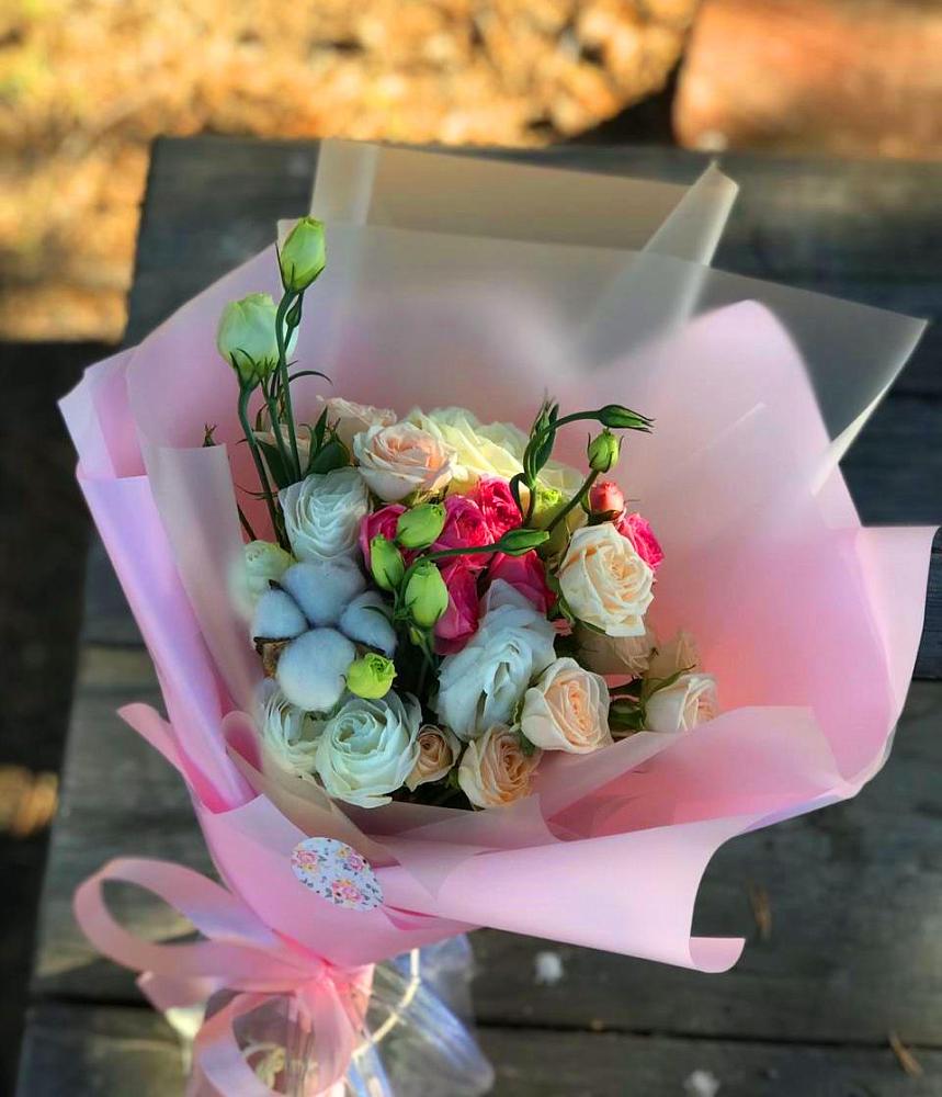 Букет цветов из: Розы и Лизиантусы в Магнитный