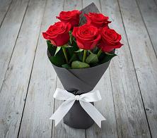 Букет 5 Красных роз Эдлесс Лав в Магнитный