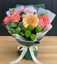 Букет цветов из:  Гвоздики, Розы, Герберы и Хризантемы в Магнитный