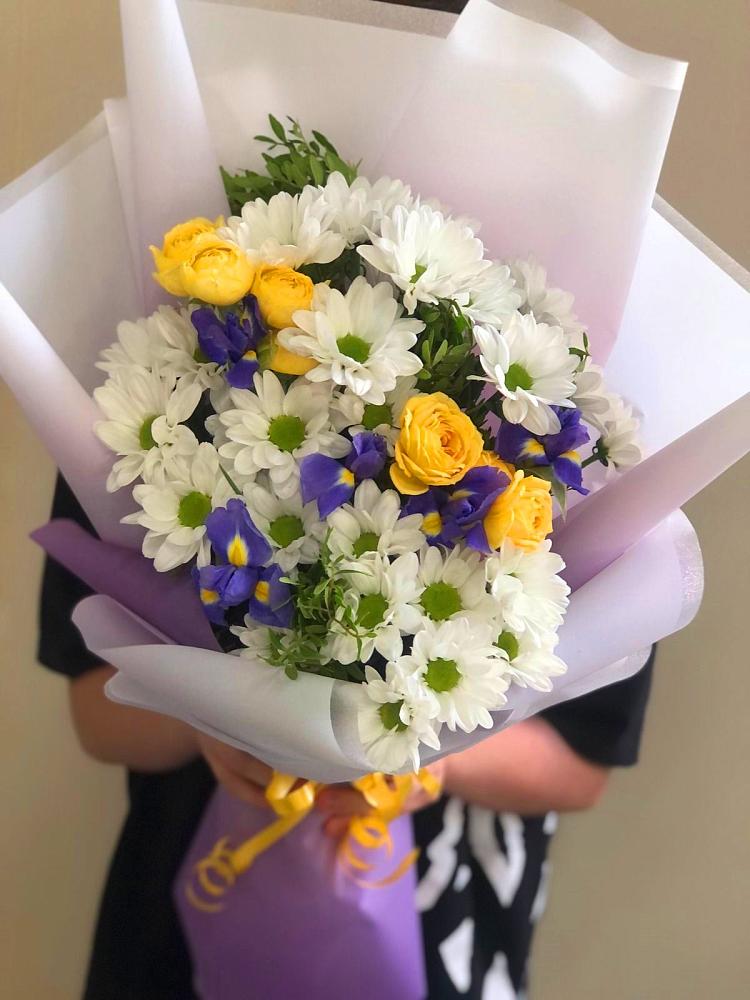 Букет цветов из: Ирисы, Хризантемы и Розы в Магнитный