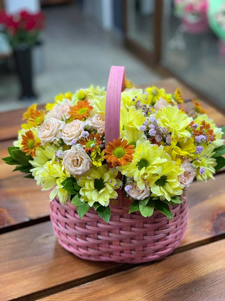 Цветочная композиция из Хризантемы и Розы в корзине в Магнитный