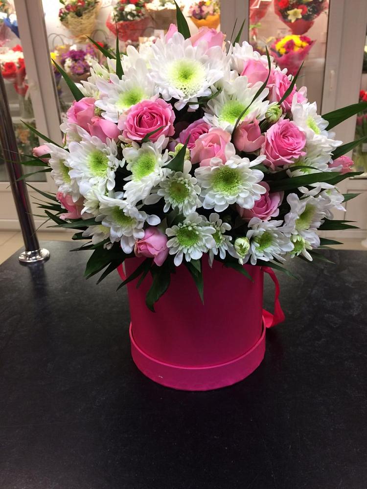 Цветочная композиция из Розы и Хризантемы в шляпной коробке в Магнитный