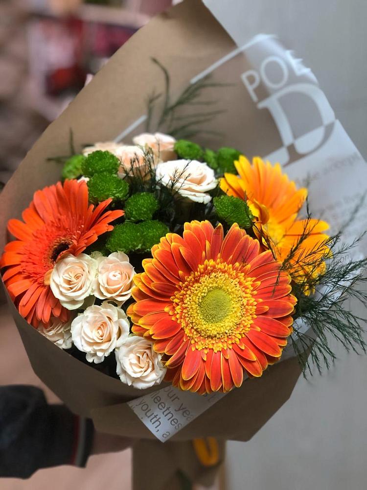 Букет цветов из: Герберы, Хризантемы и Розы в Магнитный