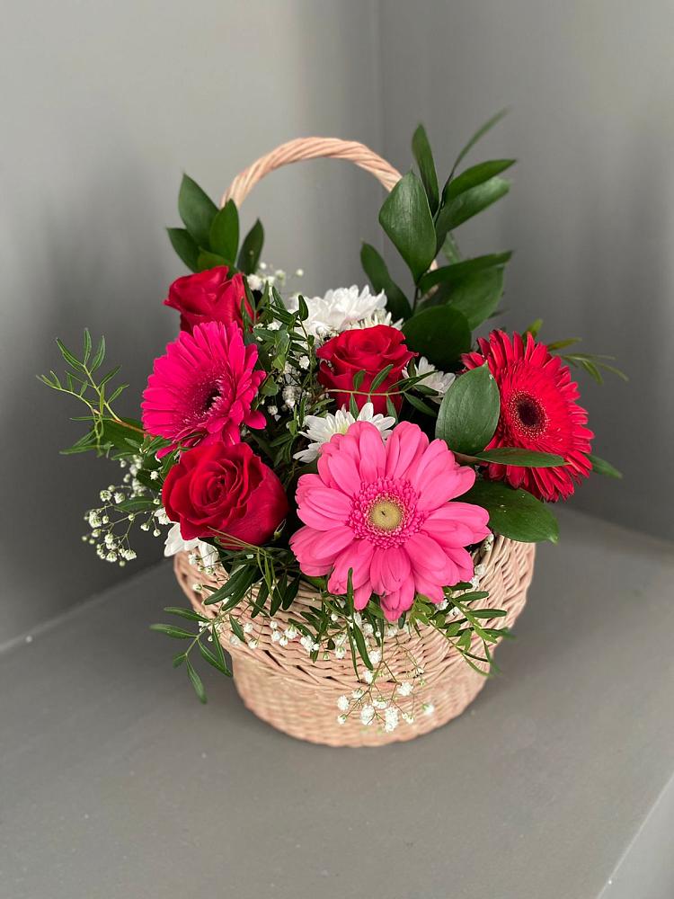 Цветочная композиция из Розы, Хризантемы и Герберы в корзине в Магнитный