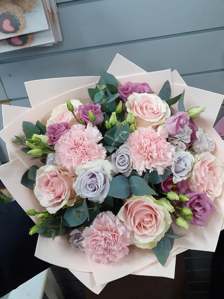 Букет цветов из: Розы, Гвоздики и Лизиантусы в Магнитный