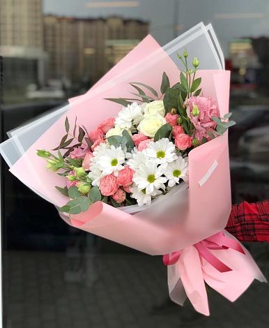 Букет цветов из: Розы, Лизиантусы и Хризантемы в Магнитный