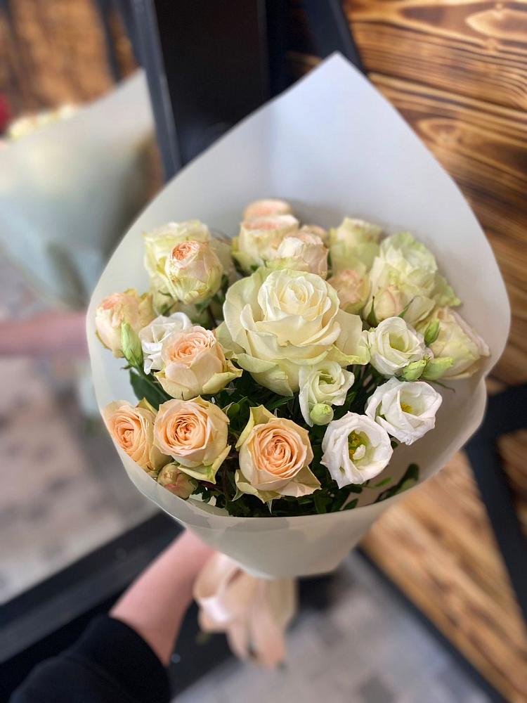 Букет цветов из: Розы и Лизиантусы в Магнитный